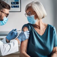 Arzt impft ältere Frau (KI-generierter Inhalt)